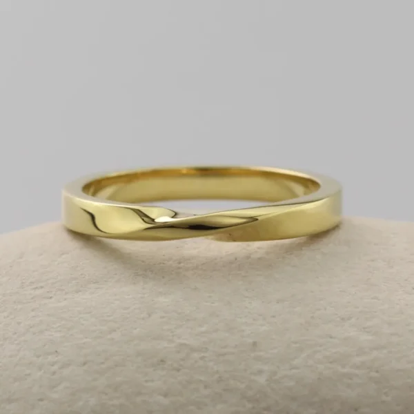 The Laggan: Ethical 14ct Yellow Gold Wedding Ring with single twist