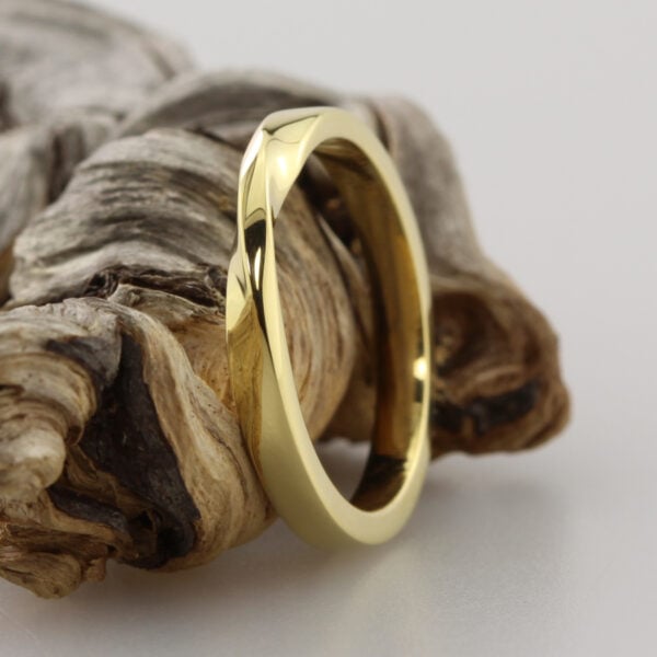 The Laggan: Ethical 14ct Yellow Gold Wedding Ring with single twist