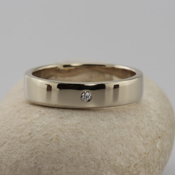 The Tavy: 18ct White Gold Ring with Diamond or Moissanite