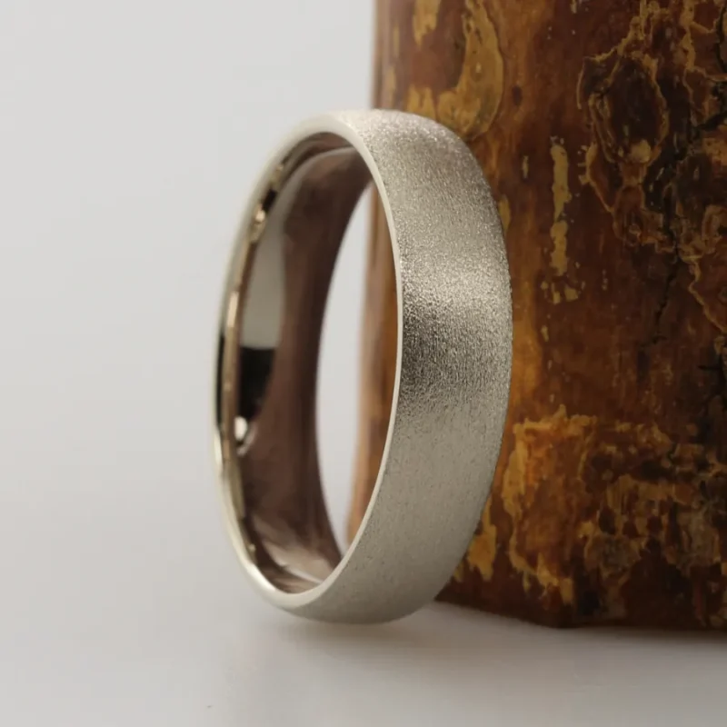 Sustainable 18ct White Gold Etched Wedding Band