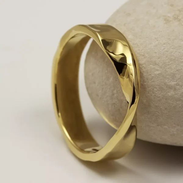 The Lyon: Glacier 18ct Gold Wedding Ring with single twist