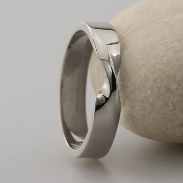 The Laggan: 950 Platinum Wedding Ring with single twist